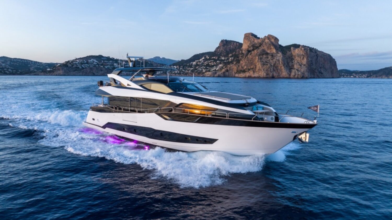 Yachtcharter - Neu von Meros einzigartige und individuelle Sunseeker Yachten und Superyachten – Traumurlaub auf dem Wasser mit Freunden oder der Familie – einzigartige Erlebnisse – Das Highlight die große Masterkabine mit Whirlpool