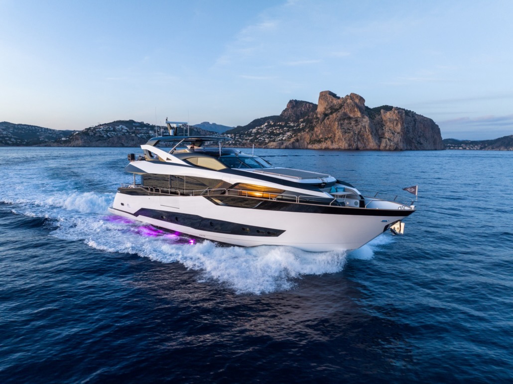 Yachtcharter - Neu von Meros einzigartige und individuelle Sunseeker Yachten und Superyachten – Traumurlaub auf dem Wasser mit Freunden oder der Familie – einzigartige Erlebnisse – Das Highlight die große Masterkabine mit Whirlpool