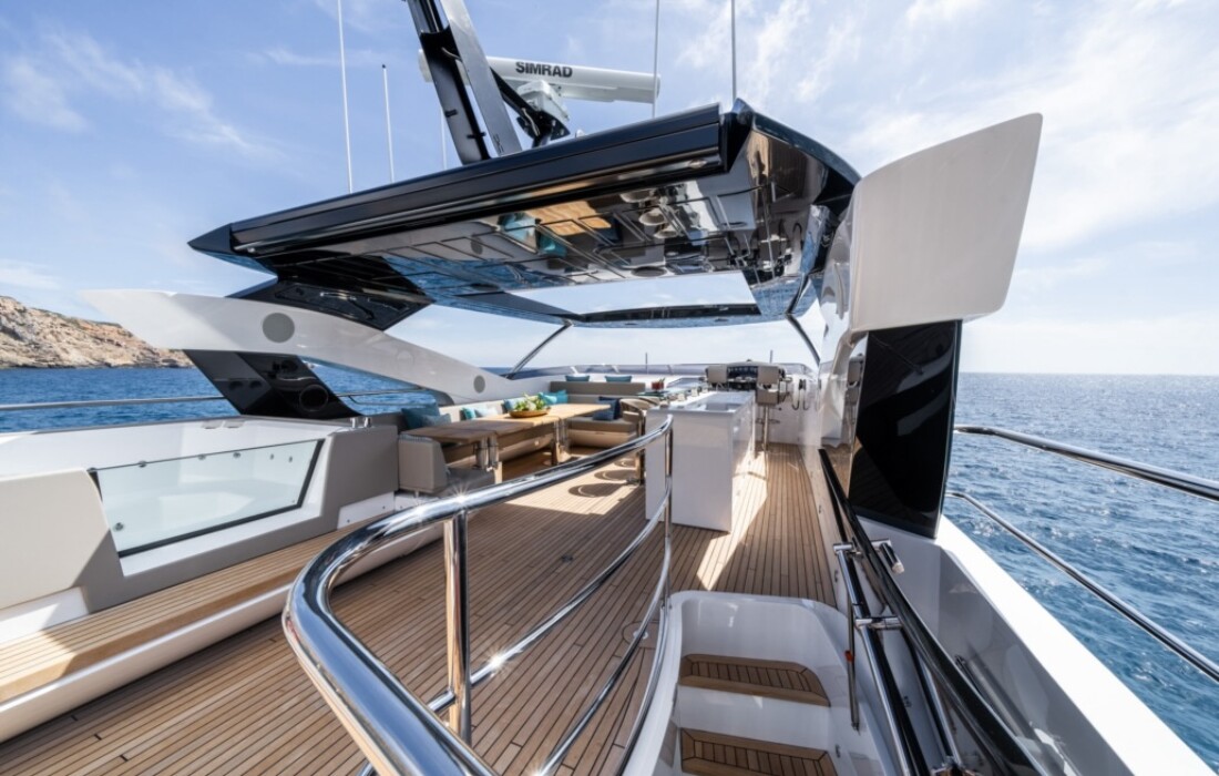 Yachtcharter - Neu von Meros einzigartige und individuelle Sunseeker Superyachten für den modernen Yachturlaub national und international – Oberdeck mit Skylounge und Whirlpool